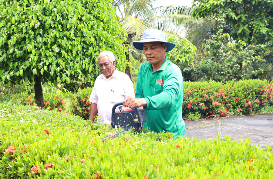 Ông Hữu Thanh Dung tích cực tham gia xây dựng nông thôn mới. nhung-bong-hoa-dep-vung-dong-bao-dtts-2.jpg