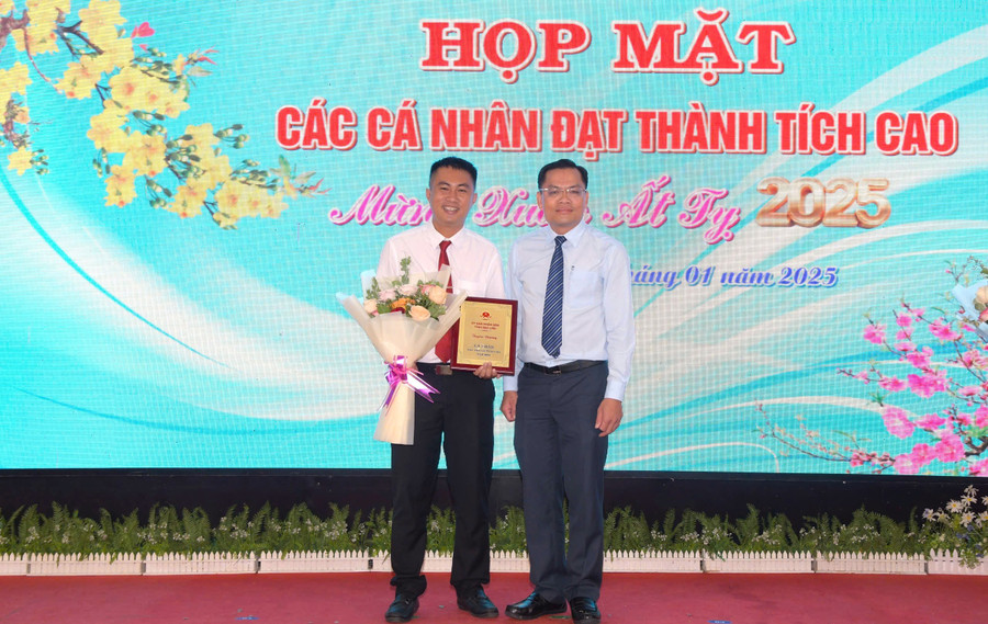 Thầy Hồ Thanh Tùng được tuyên dương cá nhân đạt thành tích cao. thay-giao-tre-tung-vinh-danh-sach-vang-sang-tao-viet-nam-4.jpg