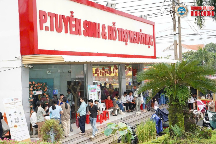 Đông đảo phụ huynh và Đăng nhập vào MM886 Việt Nam đến ghi danh tại BDU. 