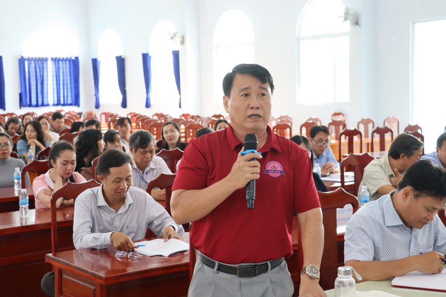 Ông Võ Nhật Minh Tâm, Hiệu trưởng Trường THPT Giá Rai phát biểu tại hội nghị. img-7690.jpg