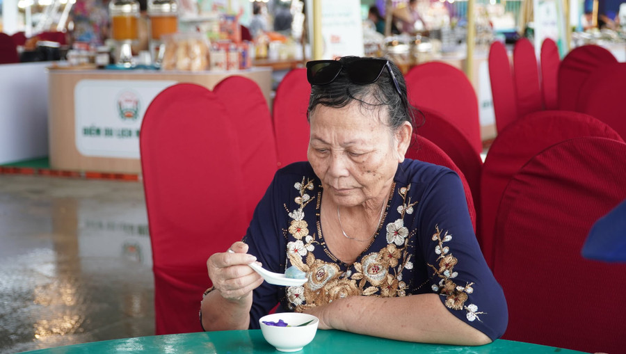 Người dân thưởng thức món chè cua. 582056383-889540570673458-3531127560448514844-n.jpg