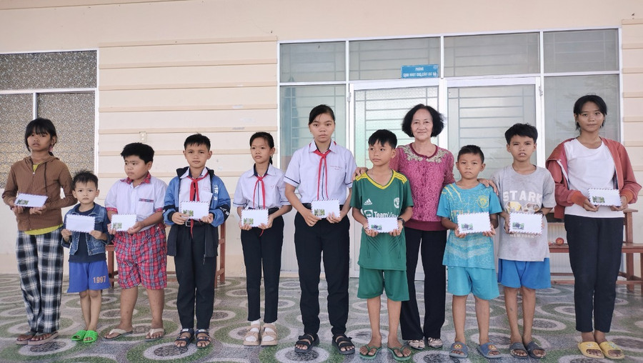 Cô Lê Thị Bích Thủy vận động nhà hảo tâm hỗ trợ MM886 slot game, bắn cá, lô đề, đá gà khó khăn. nhung-giao-vien-khong-tuoi-huu-7.jpg