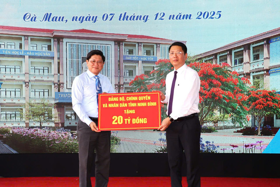 Lãnh đạo UBND tỉnh Ninh Bình trao tặng 20 tỷ đồng Thiên đường trò chơi đổi thưởng MM886 xây dựng Trường Tiểu học 5 Sông Đốc.