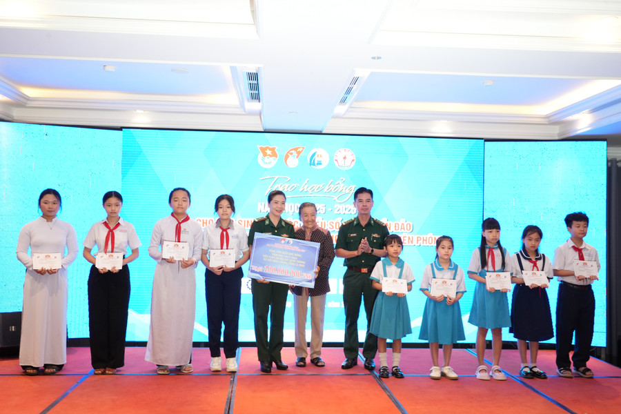 Bà Lê Minh Ngọc, Phó Chủ nhiệm CLB “Vì Hoàng Sa- Trường Sa thân yêu” trao 1MM88.com Trang Chủ Chính Thức cho đại diện Đồn Biên phòng và MM886 slot game, bắn cá, lô đề, đá gà.