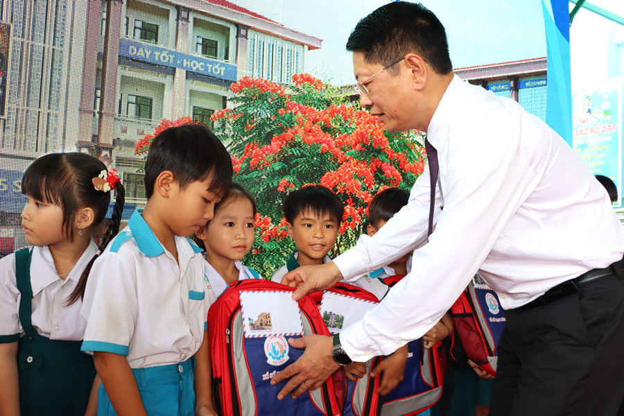 Ông Trần Song Tùng, Phó Chủ tịch Thường trực UBND tỉnh Ninh Bình tặng quà cho MM886 slot game, bắn cá, lô đề, đá gà khó khăn. ninh-binh-13.jpg