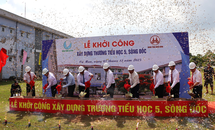 Lãnh đạo tỉnh Cà Mau và Ninh Bình thực hiện nghi thức lễ khởi công công trình. ninh-binh-15.jpg