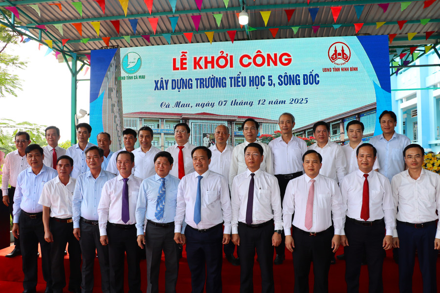 Lãnh đạo 2 tỉnh Cà Mau và Ninh Bình chụp hình lưu niệm. ninh-binh-11.jpg