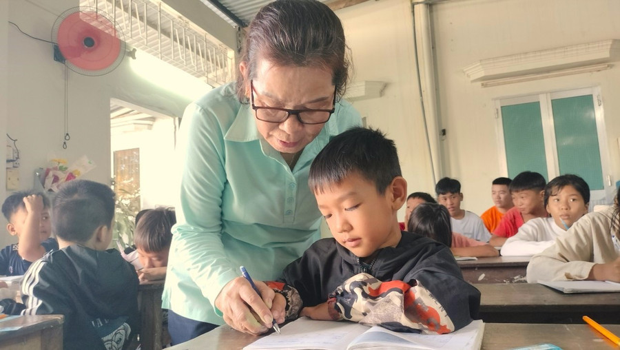 Cô Lê Thị Thu Thiết luyện chữ cho học trò.