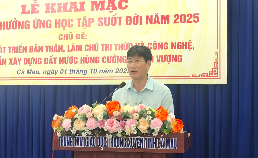 Ông Đặng Trí Thủ, Phó Giám đốc Sở GD&ĐT tỉnh Cà Mau phát biểu tại buổi lễ. hoc-tap-22.jpg