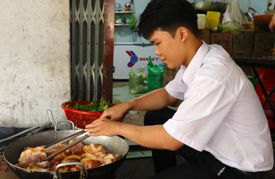 Nguyễn Thành Nghĩa không ngại làm nhiều công việc cùng lúc để có tiền đi học. nam-sinh-vuot-kho-chinh-phuc-con-chu-2.jpg