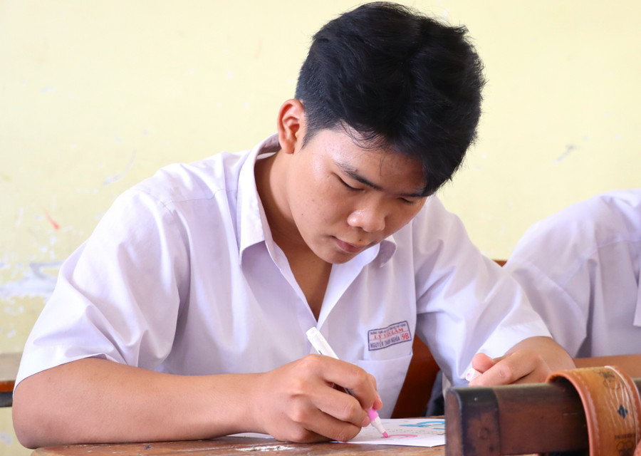 Nguyễn Thành Nghĩa trong lớp học. nam-sinh-vuot-kho-chinh-phuc-con-chu-1.jpg