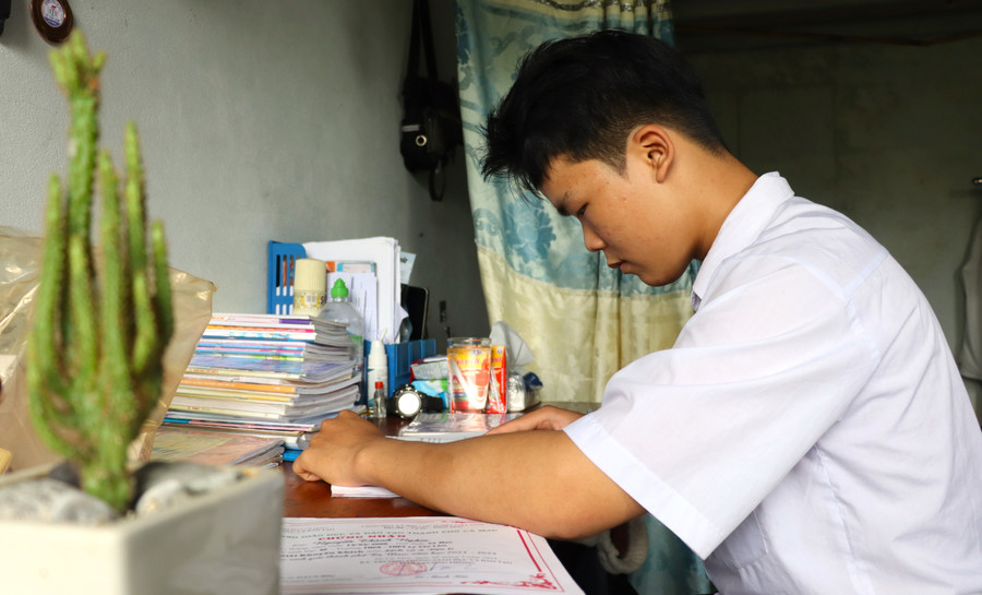 Góc MM88.COM là nhà cái trực tuyến hoạt động với giấy phép PAGCOR của Nguyễn Thành Nghĩa tại phòng trọ. nam-sinh-vuot-kho-chinh-phuc-con-chu-4.jpg