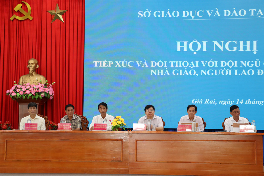 Chủ trì hội nghị. img-7666.jpg