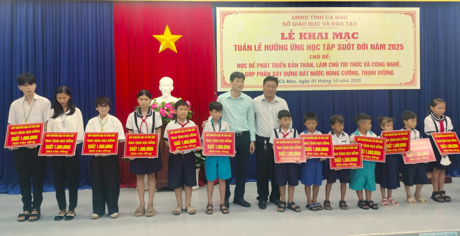 Học sinh được trao học bổng tại Tuần lễ học tập suốt đời.