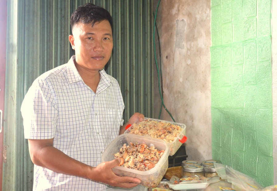 Tiến sĩ Nguyễn Việt Bắc giới thiệu sản phẩm chế biến từ cua.