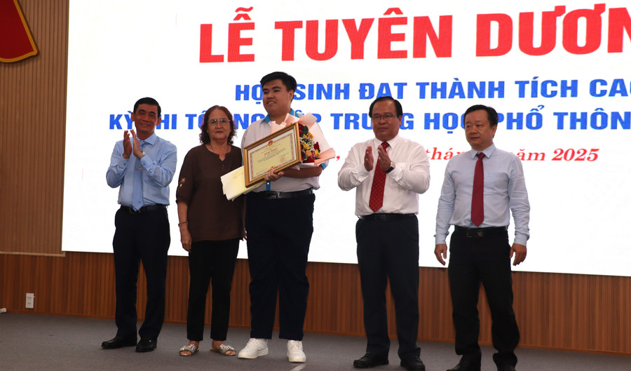 Lãnh đạo tỉnh, MM88b nhà cái và phụ huynh chụp ảnh cùng Đăng nhập vào MM886 Việt Nam được tuyên dương. tuyen-duong-6.jpg