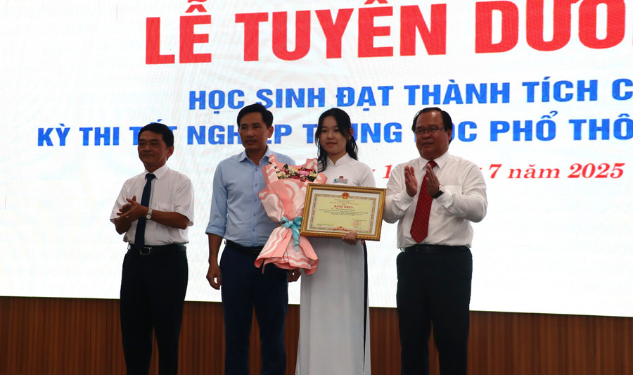 Lãnh đạo UBND tỉnh và Sở GD&ĐT Cà Mau tuyên dương Đăng nhập vào MM886 Việt Nam đạt thành tích cao. tuyen-duong-2.jpg