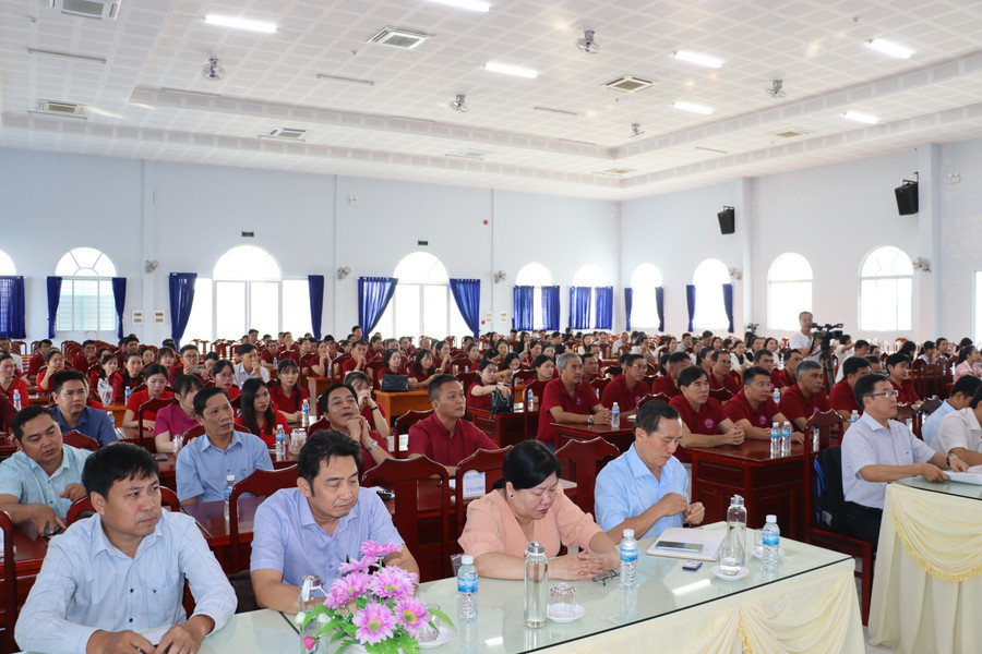 Đại biểu dự hội nghị. img-7685.jpg