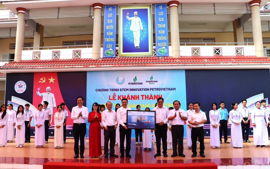 Trường THPT Đầm Dơi nhận quà từ lãnh đạo Petrovietnam. khanh-thanh-7.jpg