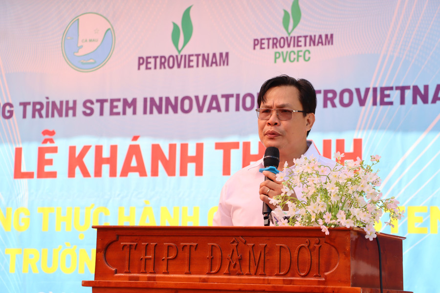 Ông Phạm Việt Hưng, Hiệu trưởng Trường THPT Đầm Dơi phát biểu tại buổi lễ. khanh-thanh-1.jpg