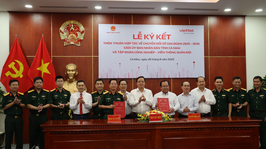 Lãnh đạo UBND tỉnh Cà Mau và Tập đoàn Viettel ký kết thỏa thuận hợp tác về chuyển đổi số.