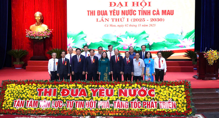 Phó Chủ tịch nước Võ Thị Ánh Xuân chụp ảnh lưu niệm cùng lãnh đạo, nguyên lãnh đạo tỉnh Cà Mau.