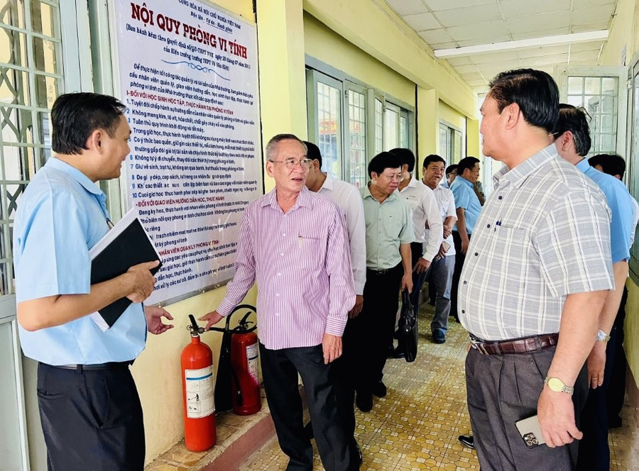 Ông Lữ Văn Hùng, Bí thư Tỉnh ủy Bạc Liêu kiểm tra công tác chuẩn bị MM88 đăng nhập tại điểm thi Trường THPT Võ Văn Kiệt. (Ảnh: Báo Bạc Liêu) kiem-tra-thi-tot-nghiep.jpg