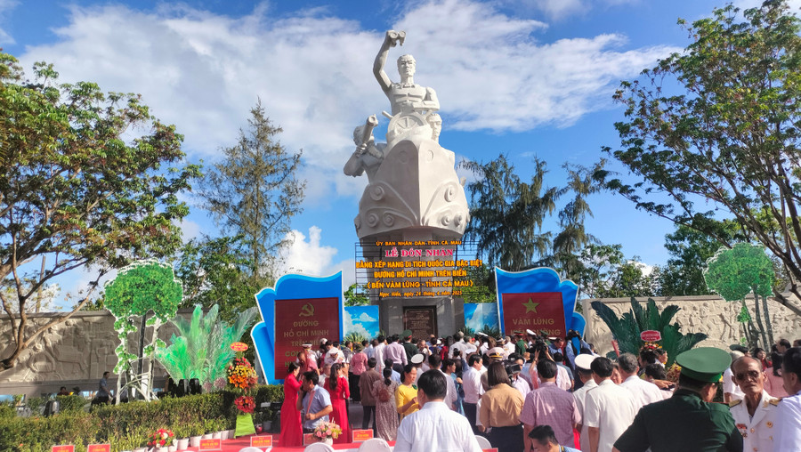 Đại biểu dâng hương tại tượng đài di tích Bến Vàm Lũng. ben-vam-lung-15.jpg
