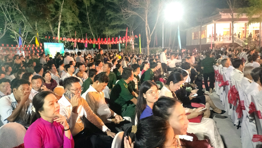 Đông đảo người dân tham dự lễ. ben-vam-lung-19.jpg