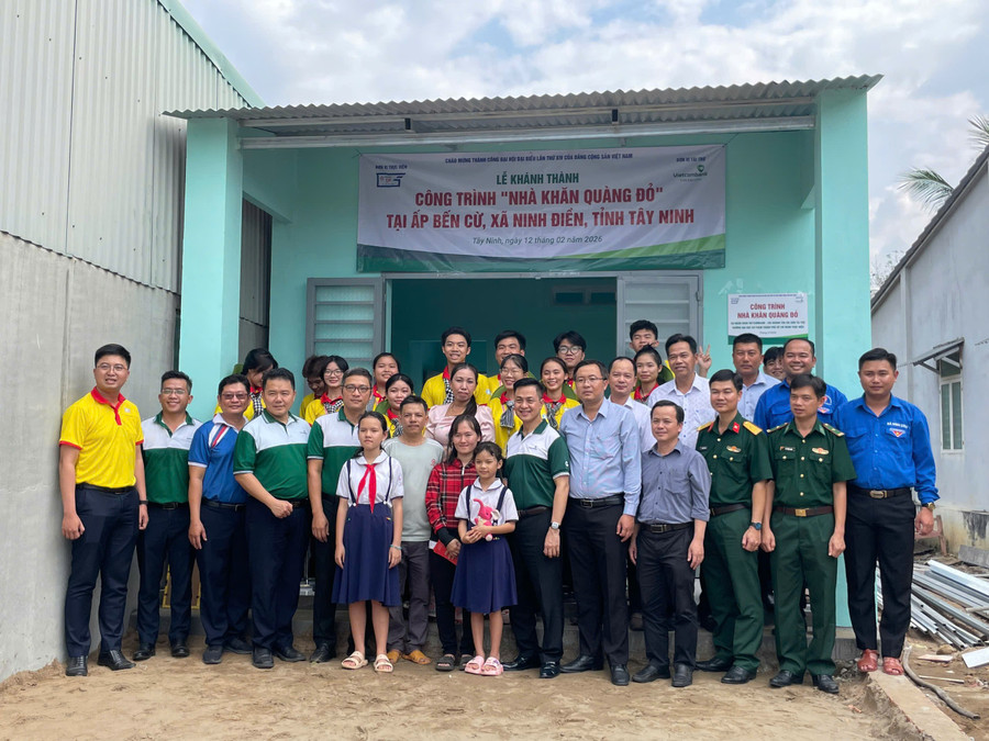 Đại diện MM88b nhà cái, chính quyền địa phương và gia đình bên căn nhà mới. Ảnh: Hà An. 15cd2c218f02015c5813.jpg