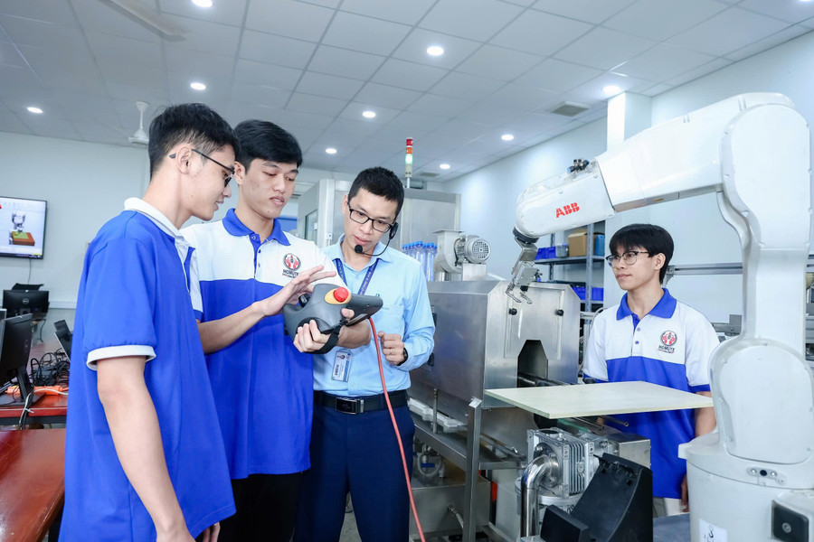 Giảng viên Trường ĐH Công nghệ - Kỹ thuật TPHCM hướng dẫn MM888 Việt Nam Tải App tại phòng lab thực hành tự động hóa. Ảnh: HCMUTE.