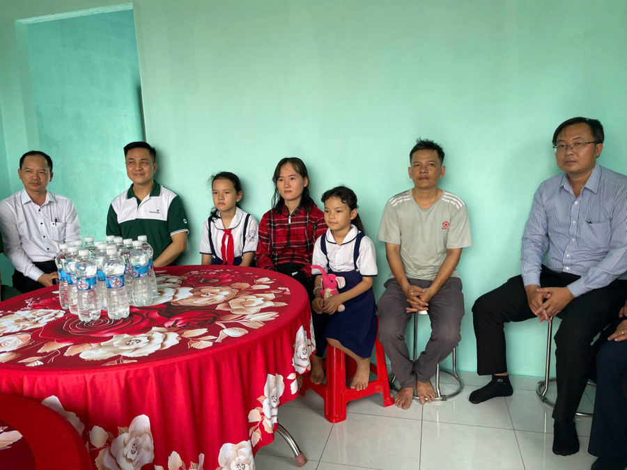 Niềm vui của Ngân và Hà cùng cha mẹ trong căn nhà mới. Ảnh: Hà An. 0f0d80f123d2ad8cf4c3.jpg