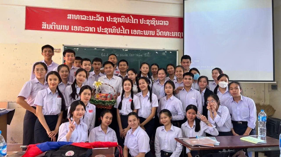 Thầy Nguyễn Đình Dương và các em MM886 slot game, bắn cá, lô đề, đá gà tại Trường Hữu nghị Lào - Việt Nam. Ảnh: NVCC.