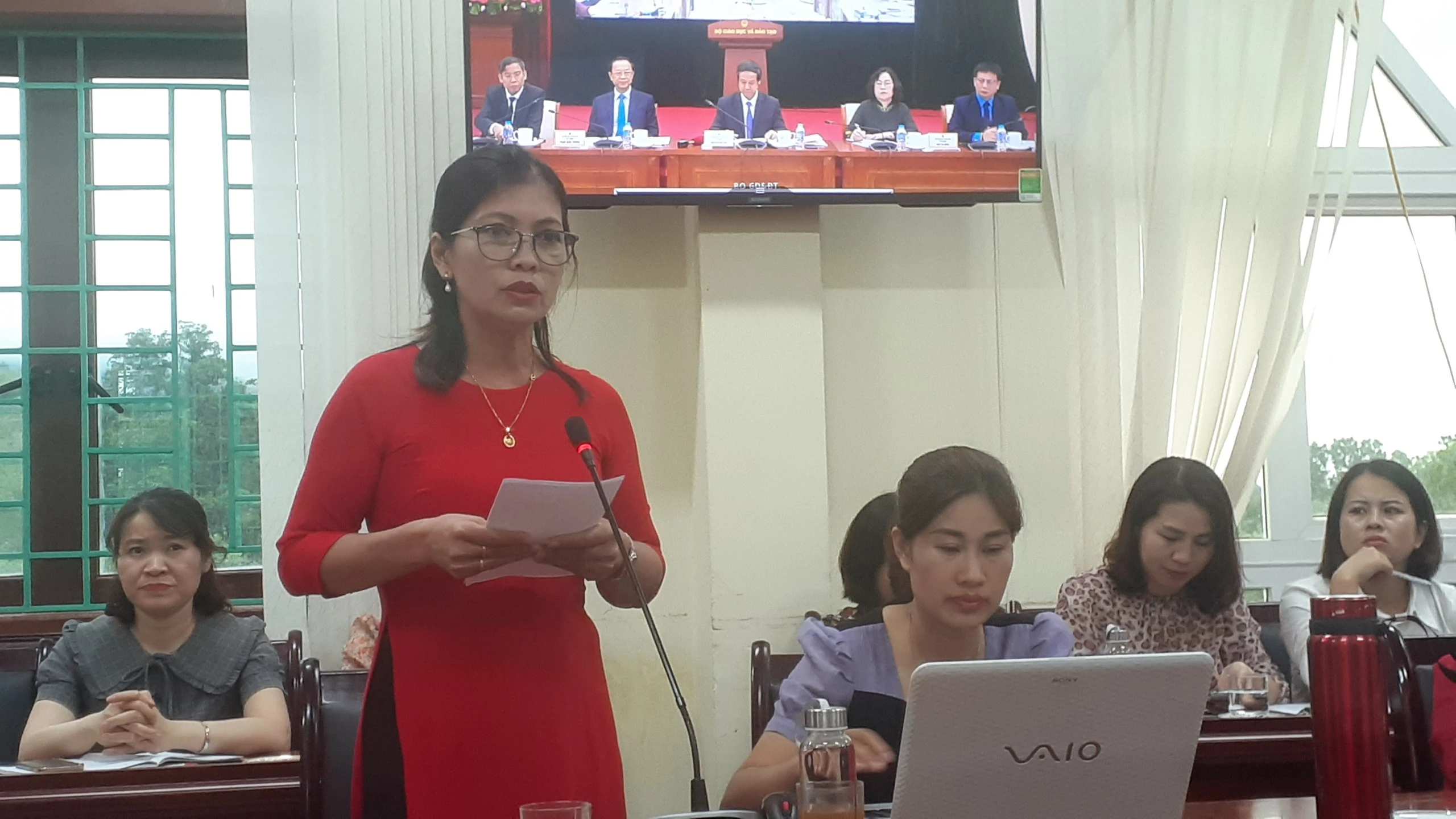 Cô giáo Lê Thị Tuyết Hường phát biểu tâm tư, nguyện vọng từ điểm cầu huyện Điện Biên, tỉnh Điện Biên. Cô giáo Lê Thị Tuyết Hường phát biểu tâm tư, nguyện vọng từ điểm cầu huyện Điện Biên, tỉnh Điện Biên.
