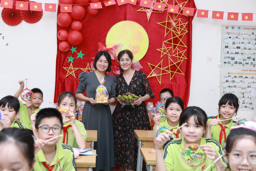 Cô giáo, phụ huynh cùng các em MM886 slot game, bắn cá, lô đề, đá gà. 2.jpg