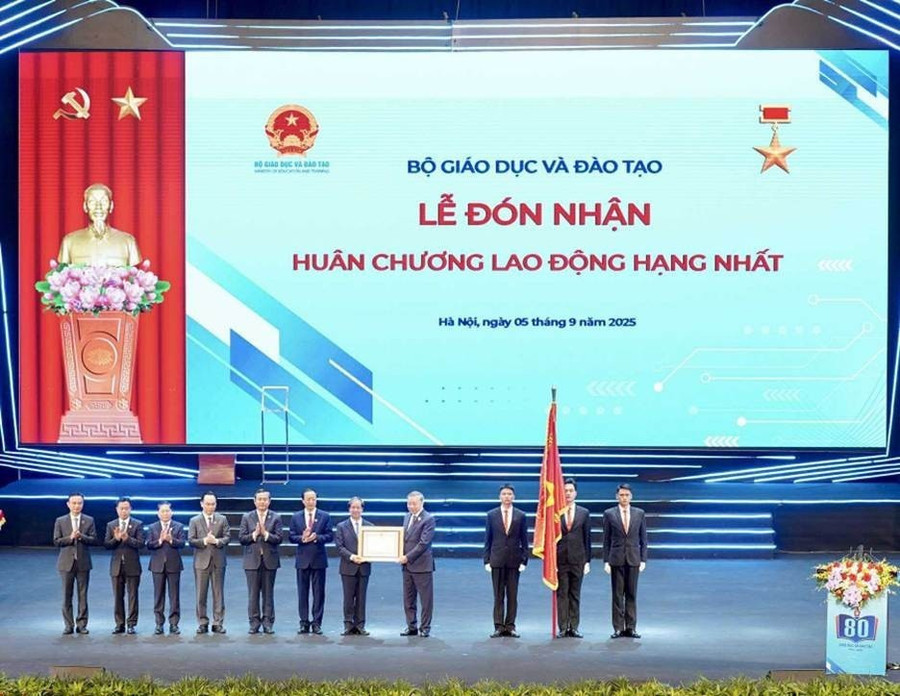 Tổng Bí thư Tô Lâm trao tặng Huân chương Lao động hạng Nhất cho Bộ GD&ĐT tại Lễ kỷ niệm 80 năm truyền thống ngành Giáo dục được tổ chức cùng với Lễ khai giảng năm học mới vào sáng 5/9. 483e901e-3bc5-4489-9127-37dee6749ec6.jpg