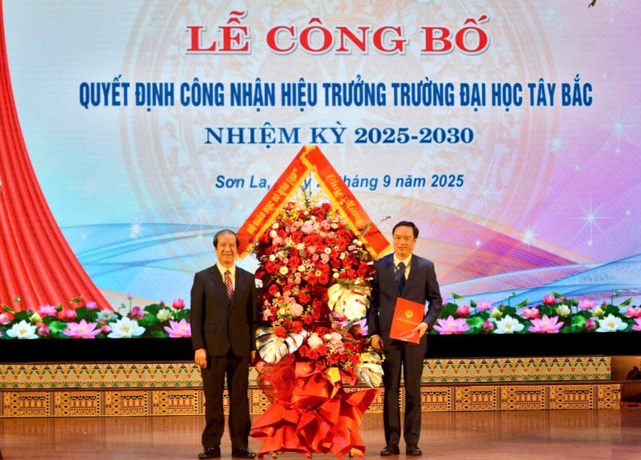 Bộ trưởng Nguyễn Kim Sơn tặng hoa và trao quyết định công nhận Hiệu trưởng Trường MM888 bảo mật tuyệt đối Tây Bắc.