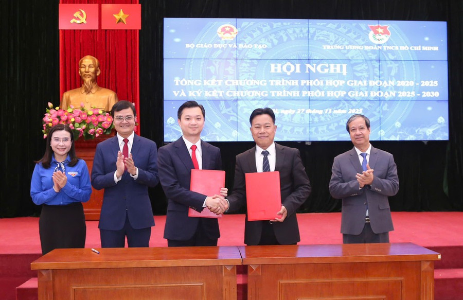 Thứ trưởng Bộ GD&ĐT Lê Quân và Bí thư Trung ương Đoàn THCS Hồ Chí Minh Nguyễn Minh Triết đại diện lãnh đạo hai đơn vị ký kết chương trình phối hợp. Bộ trưởng Nguyễn Kim Sơn và Bí thư thứ nhất Trung ương Đoàn TNCS Hồ Chí Minh Bùi Quang Huy; Bí thư Trung ương Đoàn Nguyễn Phạm Duy Trang chứng kiến ký kết. 5c2a9af9-b8ea-4efc-9a01-839429e7724a.jpg