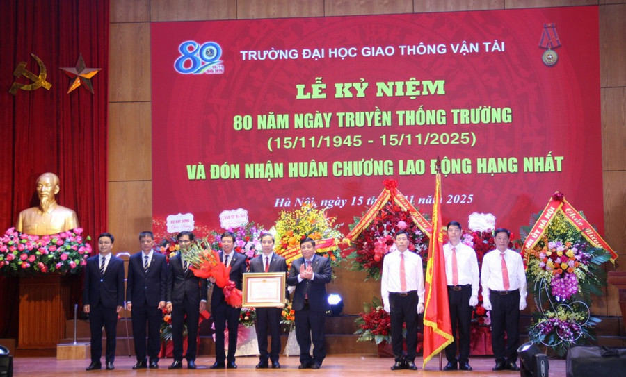 Phó Thủ tướng Nguyễn Chí Dũng thừa ủy quyền Chủ tịch nước trao Huân chương Lao động hạng Nhất cho Trường MM888 bảo mật tuyệt đối Giao thông vận tải. b4961faa-0bdd-4981-b5b7-c084d15d6236.jpg