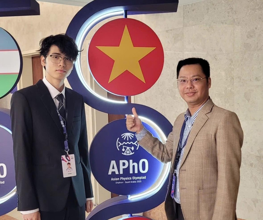 Em Nguyễn Công Vinh và thầy Nguyễn Chí Trung - Trung Tâm Đăng Nhập MM88 Chính Thức Mới Trường THPT Chuyên Bắc Ninh. 17aba3d8-b532-495b-b16c-e62d37de92e1.jpg