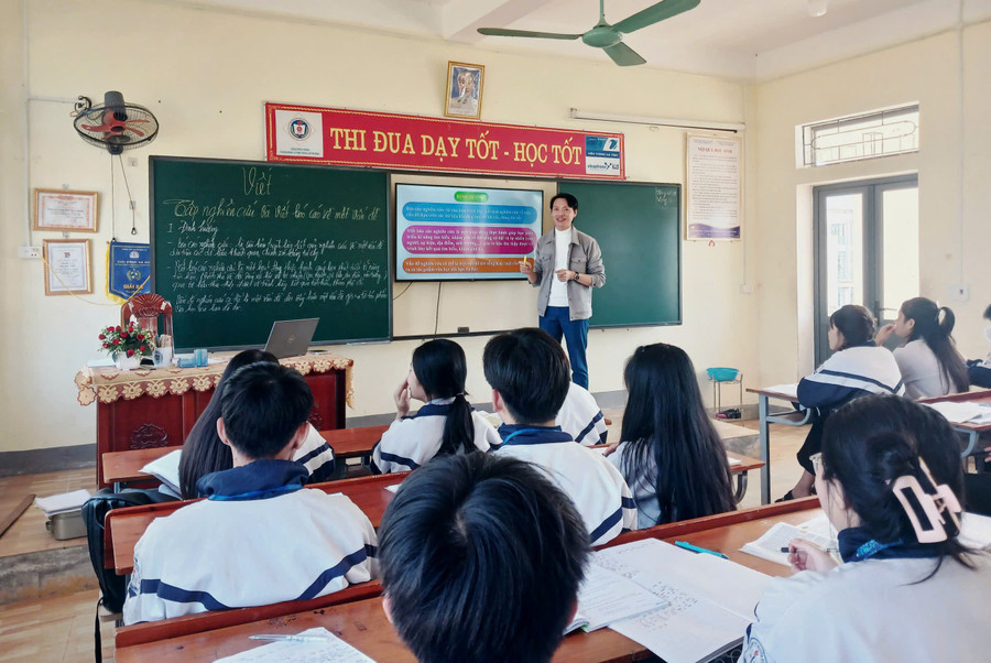 Thầy Phạm Duy Diễn áp dụng dạy học theo dự án trong giờ học Ngữ Văn tại Trường THPT Nguyễn Đổng Chi. z7439014136571-5052390b5f6a238446dfe64d429d7ad3.jpg
