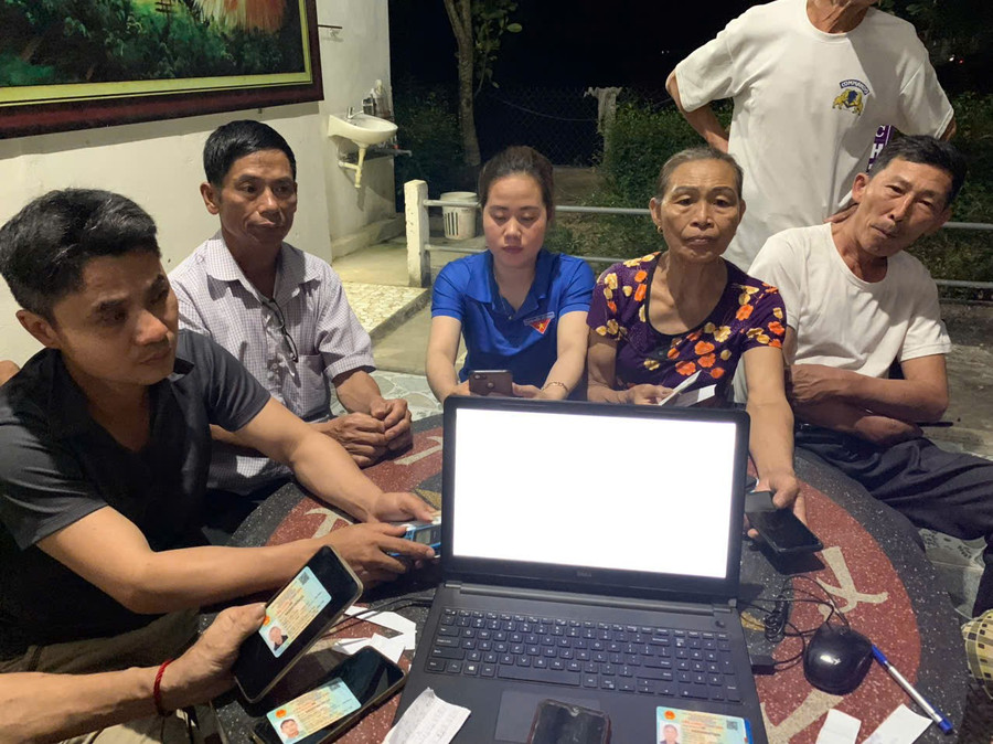 Người dân xã Sơn Kim 2 thực hiện kích hoạt và sử dụng tài khoản định danh điện tử, cài đặt và sử dụng ứng dụng VNeID. z7319667058831-319653e60a723238648f6bf5a7cfd066-copy.jpg