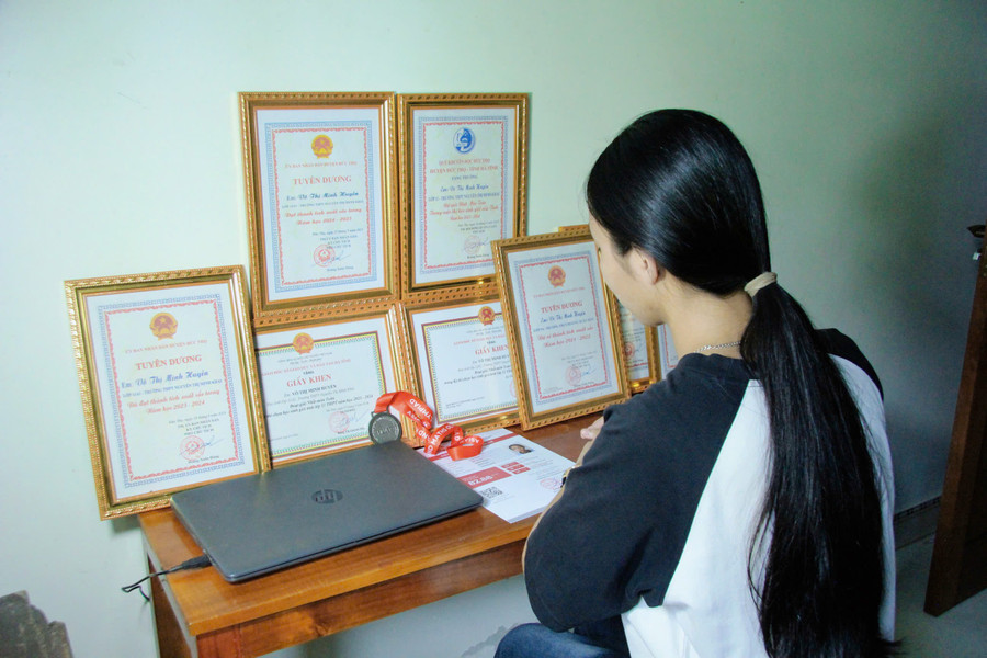 Góc MM88.COM là nhà cái trực tuyến hoạt động với giấy phép PAGCOR với những tấm bằng khen thưởng trong các kì thi Toán cấp trường, cấp tỉnh của Minh Huyền. z6810173270859-9fd91135048bc5f726ebcd8e41f70497.jpg