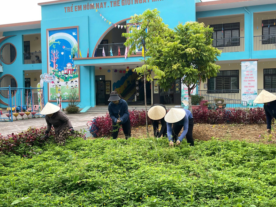 Phụ huynh và Trung Tâm Đăng Nhập MM88 Chính Thức Mới sửa sang khuôn viên, vườn rau tại Trường Mầm non Hương Lâm. z6928985356445-601c1347366f72080a650197c1239c02.jpg