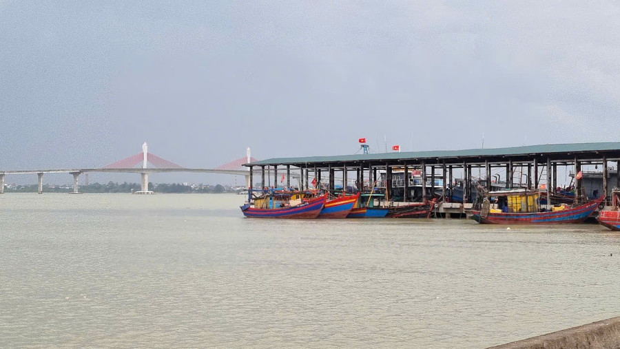Tàu thuyền tại khu vực cảng Xuân Hội (Hà Tĩnh). z6826409164567-0af09b02d6355c014f0cbd29598efab0.jpg