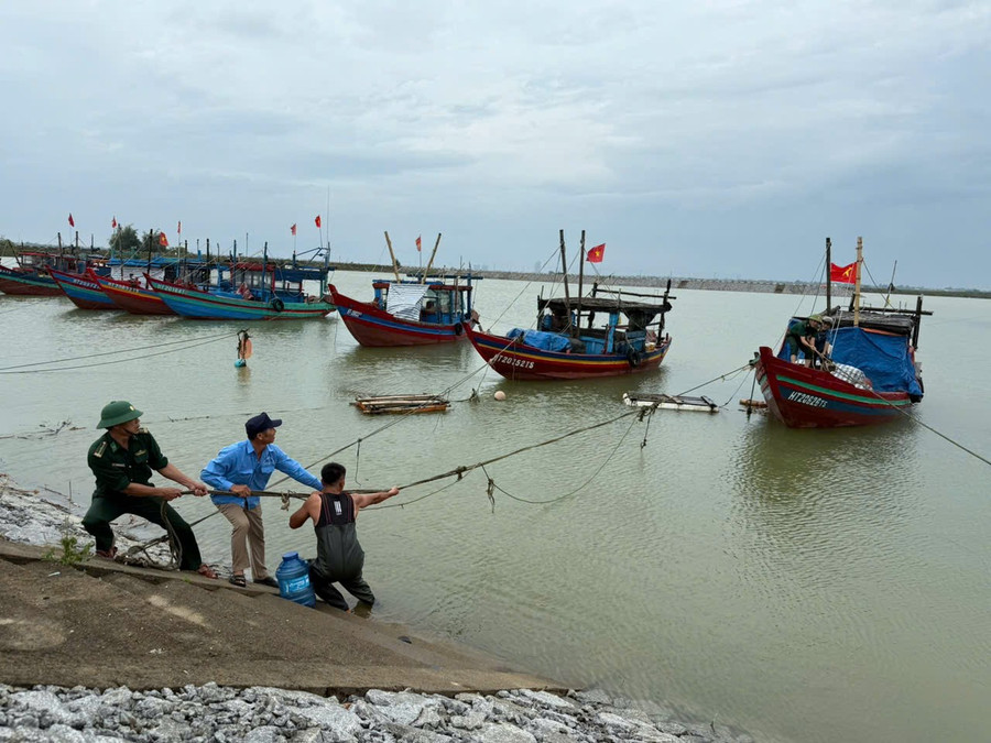 Bộ đội biên phòng đồn Lạch Kèn (Hà Tĩnh) hỗ trợ ngư dân lai dắt các phương tiện vào nơi tránh trú bão. z6826408797942-b83c8a9ff57978a9abb3da81c0c5cf89.jpg