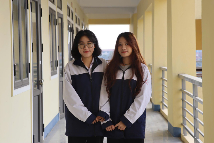 Em Nguyễn Thị Thùy Chi (HS lớp 12 Địa, THPT Chuyên Hà Tĩnh) - á khoa tại MM88 đăng nhập HSG quốc gia (bên trái). img-4294.jpg