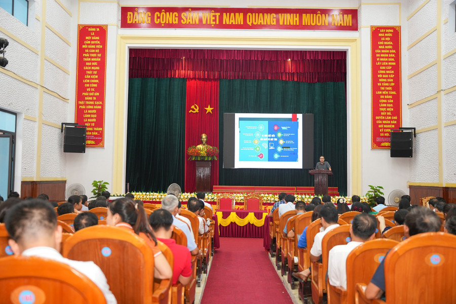 Cán bộ, viên chức xã Cẩm Bình tập huấn nâng cáo kỹ năng về chuyển đổi số. 534218894-1337045981758976-261099919839244178-n.jpg