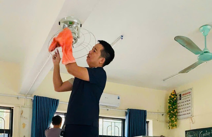 Phụ huynh Trường Tiểu học Đại Nài (phường Thành Sen) chung tay tu sửa cơ sở vật chất lớp học. z6929080715477-c43c78c27fa2d2d5cfd3c64759c977ef.jpg