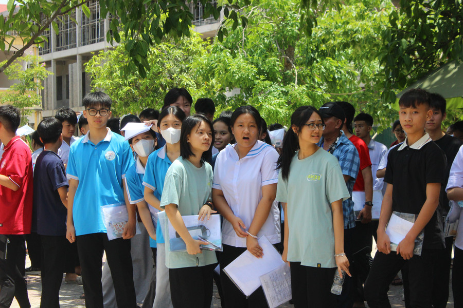 Kết thúc buổi thi, các Đăng nhập vào MM886 Việt Nam phải chờ tại điểm thi THCS Nguyễn Du (TP Hà Tĩnh) 20 phút mới được ra về. img-6368.jpg